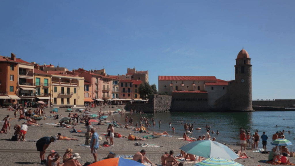 Tourisme : à la découverte de la plage de Collioure et de son église les pieds dans l'eau
Mercredi 14 août, le 13 Heures prend la direction de Collioure, dans les Pyrénées-Orientales, récemment élu Village préféré des Français.