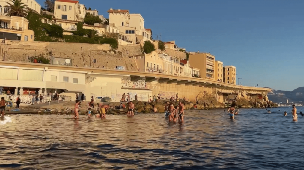 Marseille : une soirée à la plage pour échapper à la chaleur
Il a encore fait chaud à Marseille (Bouches-du-Rhône), dans la nuit du mardi 13 au mercredi 14 août. Alors, c’est désormais au coucher du soleil que les habitants et touristes profitent de la plage.