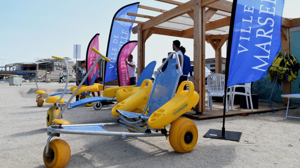 Reportage
"C'est important d'avoir cette liberté-là" : à Marseille, des plages accueillent les personnes en situation de handicap tout l'été
Depuis le début de l'été et jusqu'au 1er septembre, le dispositif "À nous la mer !" mis en place par la mairie de Marseille sur certaines plages permet à des personnes à mobilité réduite d'aller se baigner.