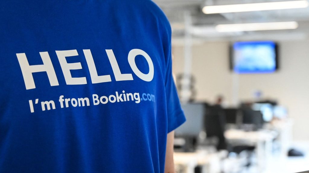"Booking contrôle autour de 70% du marché" : en Espagne, les hôtels s'organisent face à la position dominante de la plateforme
Booking a été sanctionnée d'une amende de 413 millions d'euros pour abus de position dominante en Espagne. Les hôtels espagnols se mobilisent désormais pour tenter d’obtenir des dommages et intérêts.