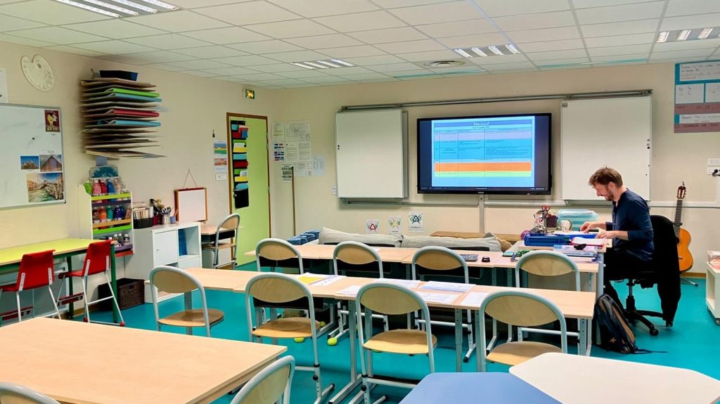 Reportage
"Il y a à la fois du stress et l'envie de commencer" : les enseignants aussi préparent leur rentrée des classes
Les enseignants tiennent vendredi leur pré-rentrée, dans les 58 000 établissements scolaires de France. Et aussi, sont excités et stressés, pour certains, de reprendre le chemin de l'école.