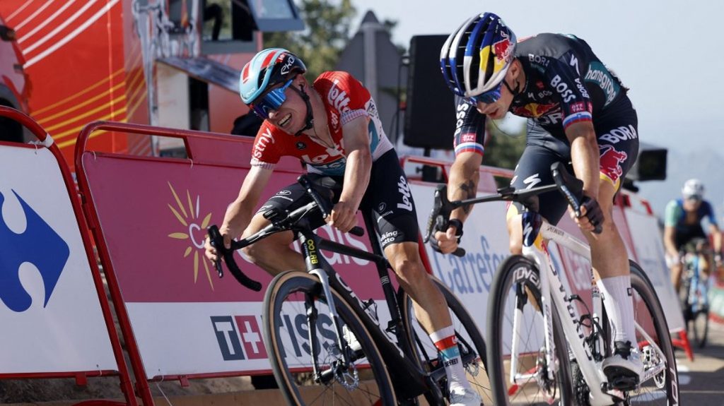 Vuelta 2024 : Primoz Roglic s'impose sur le fil et revêt le maillot rouge à Pico Villuercas
Le coureur de la formation Red Bull-Bora-Hansgrohe a devancé le jeune Belge Lennert Van Eetvelt (Lotto Dstny) au terme de la première étape de montagne de cette Vuelta, mardi.
