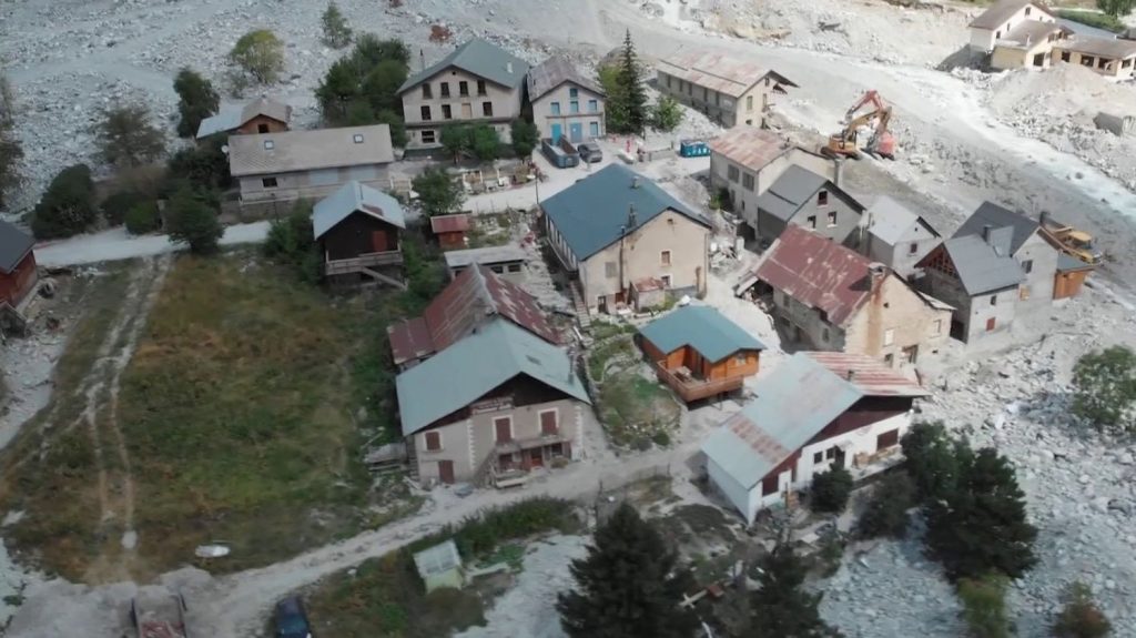 Intempéries : deux mois après les crues, le hameau de La Bérarde se reconstruit
En juin dernier, le hameau de La Bérarde (Isère) avait été dévasté par des crues torrentielles. Après les dégâts considérables, l'avenir du village et sa reconstruction interrogent.