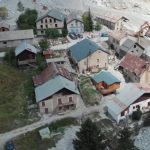 Intempéries : deux mois après les crues, le hameau de La Bérarde se reconstruit
En juin dernier, le hameau de La Bérarde (Isère) avait été dévasté par des crues torrentielles. Après les dégâts considérables, l'avenir du village et sa reconstruction interrogent.
