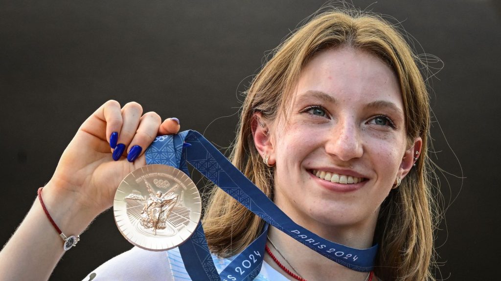 JO de Paris 2024 : la gymnaste roumaine Ana Barbosu a récupéré sa médaille de bronze, rendue par l'Américaine Jordan Chiles
Après un imbroglio de plusieurs jours, Ana Barbosu a reçu, vendredi à Bucarest, sa médaille de bronze de l'épreuve de gymnastique au sol des Jeux de Paris.