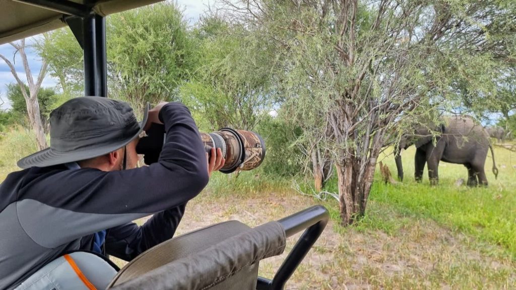 Rencontre avec le photographe animalier Martin Morel, lauréat du prestigieux concours "Master QEP" pour ses clichés dans la savane africaine
Spécialiste du portrait, mais passionné par la photographie animalière, l'Isérois Martin Morel a trouvé en Afrique un terrain de chasse d'exception.