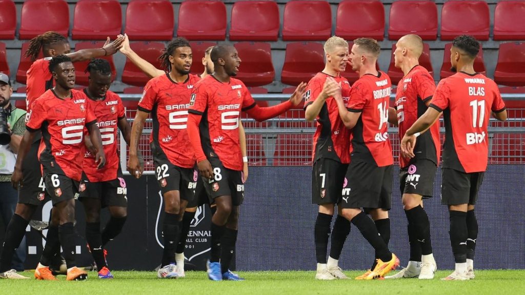 Ligue 1 : le Stade rennais domine facilement l'Olympique lyonnais pour la première affiche de la saison
Les hommes de Julien Stéphan ont rendu une copie propre contre un OL trop limité, dimanche, pour refermer cette première journée de championnat.
