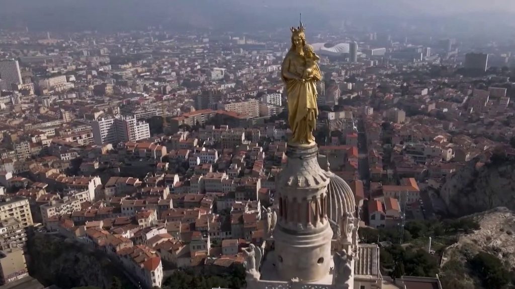 Marseille : 800 000 euros déjà récoltés pour rénover "la Bonne Mère"
En mai 2024, un appel aux dons a été lancé pour rénover la basilique Notre-Dame de la Garde à Marseille (Bouches-du-Rhône). 800 000 euros ont déjà été récoltés. Les travaux sont prévus pour la fin de l’année 2024.