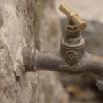 Sécheresse : dans l'Aude, les habitants de Durban-Corbières privés d'eau 16 heures par jour
Les habitants de Durban-Corbières, dans l'Aude, font depuis un mois face à des restrictions sur l'usage de l'eau, en raison de la sécheresse et des nappes phréatiques au plus bas. Ainsi, ils ne peuvent plus utiliser l'eau du robinet entre 14 heures et 6 heures du matin.