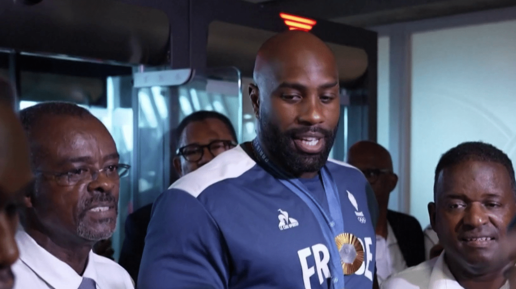 Guadeloupe : Teddy Riner accueilli en héros
Teddy Riner est retourné chez lui, en Guadeloupe. Médailles d’or autour du cou, le judoka est venu saluer ses supporters de la première heure.