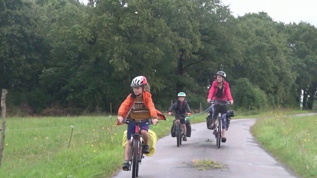 Vacances : le succès des routes aménagées pour les cyclistes
La France dispose de plus de 21 000 kilomètres d’itinéraires aménagés pour le vélo. Se déplacer autrement, prendre le temps, rencontrer : un bonheur simple.