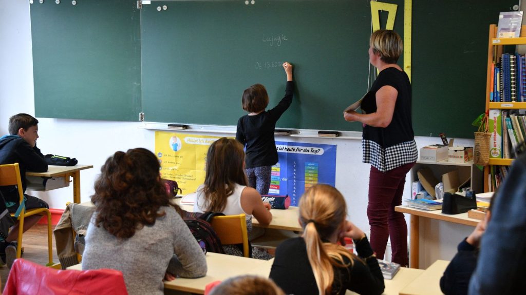 "On n'a jamais fait une rentrée avec une ministre démissionnaire" : le SNUipp s'inquiète de ne pas avoir de nouveau ministre de l'Éducation
À une semaine de la reprise des cours, la ministre de l'Éducation nationale, Nicole Belloubet, lance la rentrée comme si de rien n'était. Une situation ubuesque, pour le SNUipp.
