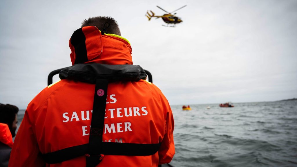 Deux navigateurs secourus après avoir chaviré et avoir passé la nuit sur un îlot au large de Quiberon dans le Morbihan
L'homme de 22 ans et la femme de 30 ans ont été repérés vendredi par un ostréiculteur après avoir passé la nuit sur un îlot, rapporte France Bleu Armorique.
