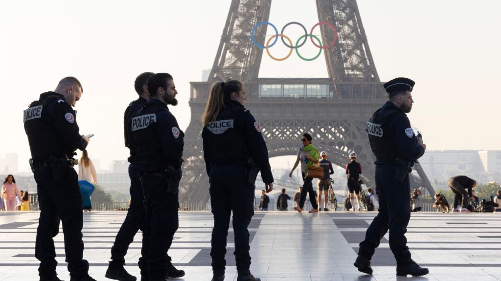 Pas d'incidents majeurs, présence massive de policiers et gendarmes... Quel bilan pour la sécurité des Jeux olympiques de Paris 2024 ?
Au lendemain de cette olympiade parisienne, les autorités se félicitent d'un bilan sécuritaire "sans incident majeur".
