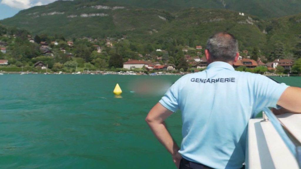 Lac d'Annecy : la gendarmerie en action durant l'été
Avec l'été, l'affluence augmente sur le lac d'Annecy, en Haute-Savoie. La gendarmerie reste vigilante pour préserver la sérénité et la sécurité du lac.
