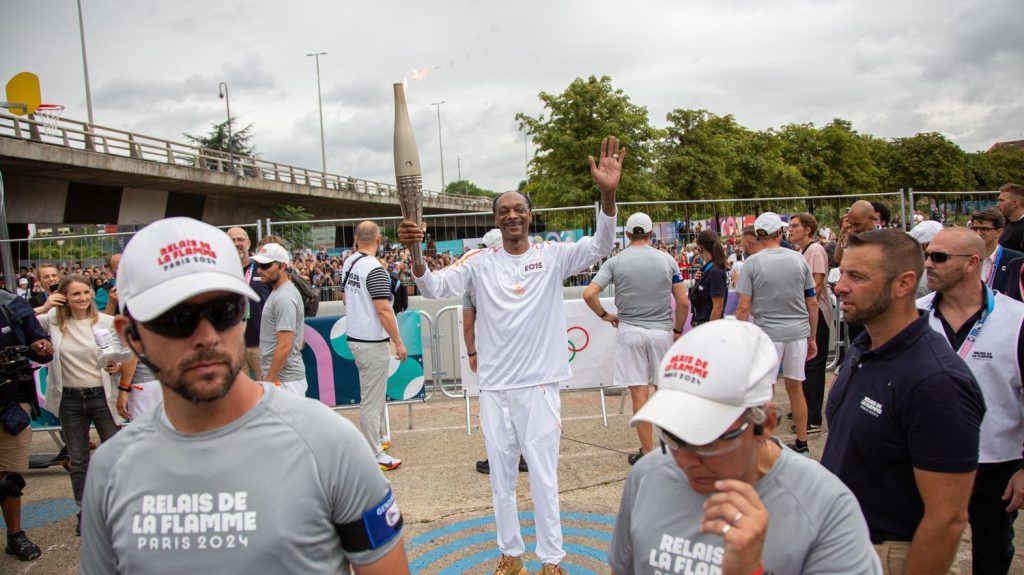 "On n’a pas eu de places, mais on vu Snoop Dogg et Slimane" : comment les habitants de Seine-Saint-Denis vivent les Jeux Olympiques
Le Stade de France, le Centre aquatique, le village olympique sont bien ancrés dans le département, mais les habitants de Seine-Saint-Denis ont parfois le sentiment de vivre en dehors de la fête.