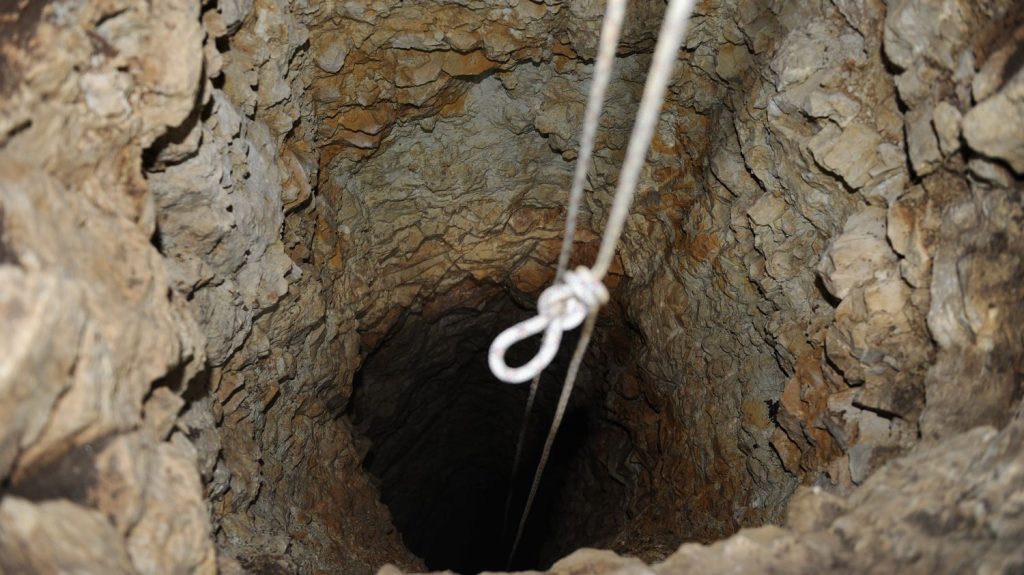 Le jeune spéléologue qui était coincé à plus de 200 mètres dans un gouffre du massif du Vercors est remonté à la surface
Sous terre depuis mercredi après-midi et blessé au genou, il a été emmené à l'hôpital.