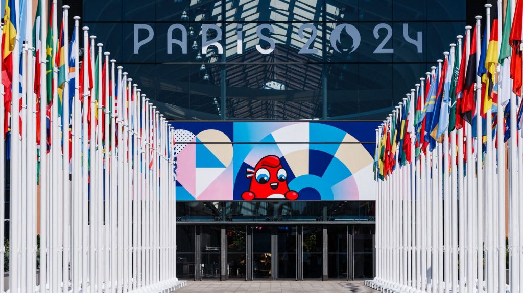 Les premiers sportifs paralympiques s'installent au village des athlètes
À une semaine du début des Jeux paralympiques, le village des athlètes a rouvert ses portes. Depuis mercredi, les athlètes des quatre coins du monde s’installent peu à peu. En tout, plus de 9 000 sportifs et membres des staffs y logeront d’ici la fin des Jeux.