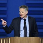 Convention démocrate : l'entraîneur de la Team USA de basket, Steve Kerr, reproduit la célébration de Stephen Curry pour souhaiter "bonne nuit" à Donald Trump
Stephen Curry avait mimé un "bonne nuit" en direction des joueurs et supporters français lors de la finale des JO, à Paris. Un geste que son coach, Steve Kerr, a refait lundi à la tribune de la convention démocrate.
