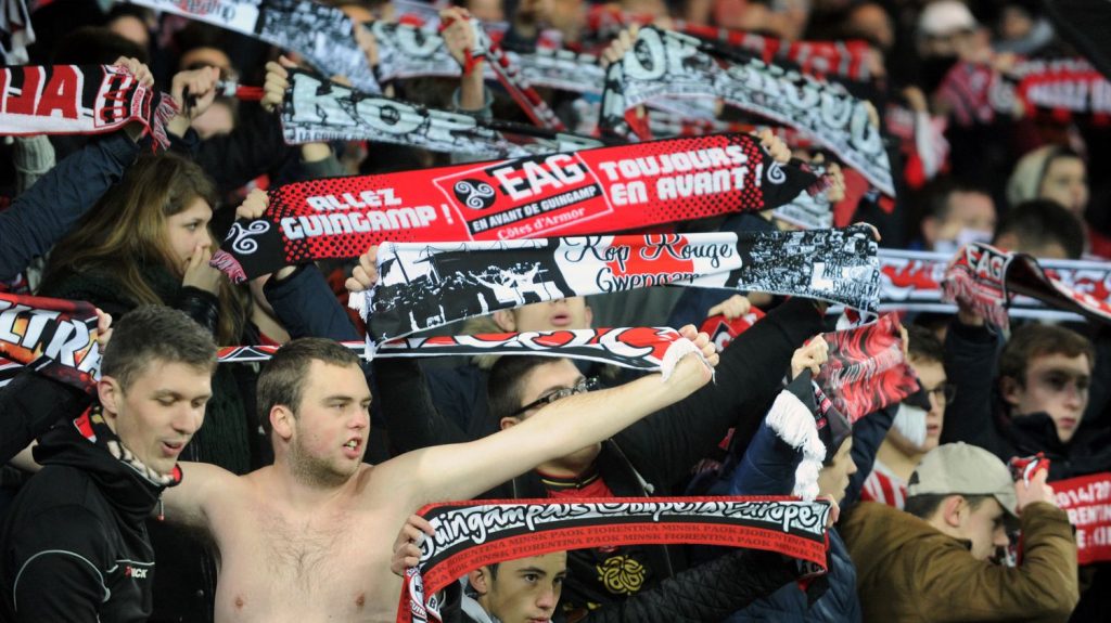 Témoignages
"Nous, on veut le foot le week-end" : les supporters des clubs de Ligue 2 s'insurgent contre les matchs le vendredi
La Ligue 2 reprend ses droits vendredi soir, dans un contexte tendu en tribunes. Des voix s'élèvent parmi les associations de supporters contre le choix du diffuseur, beIN Sports, de programmer sept des neuf matchs le vendredi.