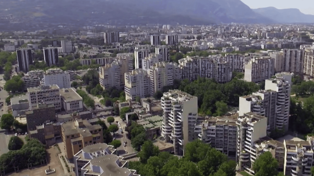 Vidéo
La CAF de Grenoble teste la suppression des allocations pour les trafiquants de drogue
La CAF de Grenoble réduit ou supprime les prestations sociales aux trafiquants condamnés. Une initiative locale inédite.