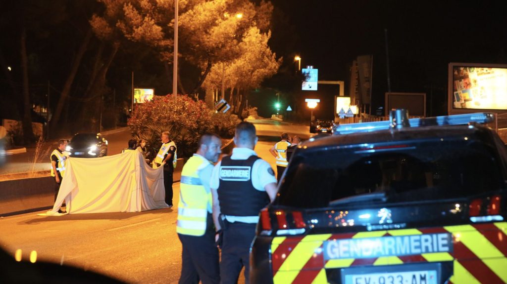 Gendarme tué après un refus d'obtempérer dans les Alpes-Maritimes : le suspect dit avoir percuté la victime involontairement
Le suspect, âgé de 39 ans, était en garde à vue depuis mardi matin. Il est présenté à un juge en vue de sa mise en examen mercredi.