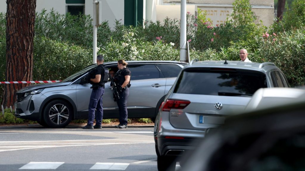Incendie devant la synagogue de La Grande-Motte : "C'est grave, choquant et honteux", dénonce le maire Stéphan Rossignol
Le ministre de l'Intérieur démissionnaire a depuis demandé à tous les préfets de France de "renforcer immédiatement la présence statique des forces de l'ordre" devant l'ensemble des lieux de culte juifs en France.