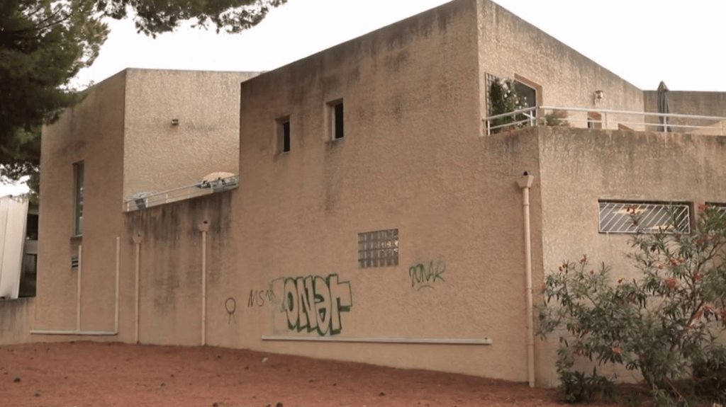 Incendie devant la synagogue de La Grande-Motte : le parquet antiterroriste saisi
Un homme a tenté de mettre le feu à une synagogue, samedi 24 août, dans laquelle se trouvait cinq personnes. Un policier miunicipal a été blessé. Les autorités ont dénoncé un acte antisémite.