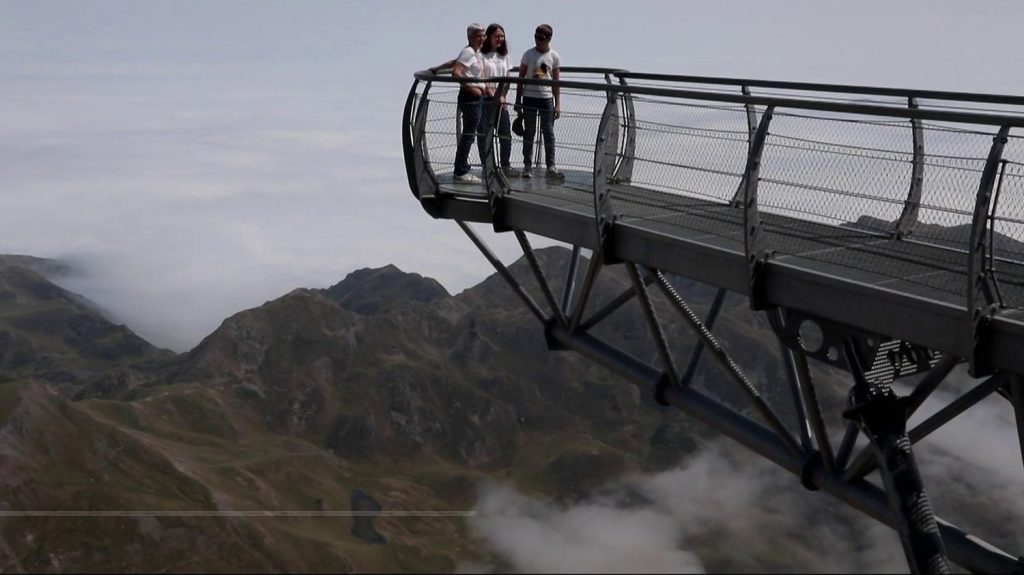 Vacances : le Pic du Midi met en place des tarifs différenciés
Dans les Hautes-Pyrénées, le Pic du Midi organise sa fréquentation. Des tarifs différenciés ont été mis en place pour ceux qui réservent leur place en avance.