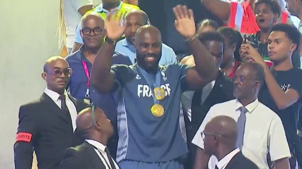 Paris 2024 : Teddy Riner accueilli en héros en Guadeloupe
Mercredi 7 août, le champion olympique de judo s'est rendu sur sa terre natale, où l'accueil a été plus que chaleureux. Il en profité pour délivrer un message d'amour à l'encontre de ses supporters guadeloupéens.