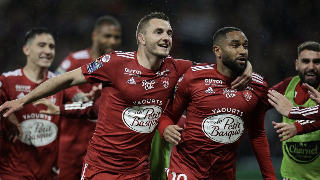 Ligue des champions : le président du Stade Brestois "avait un souhait caché de pouvoir rencontrer le Real Madrid"
Le tirage au sort de la nouvelle formule de la Ligue des champions a attribué au Stade Brestois des rencontres avec le Real Madrid, le FC Barcelone, mais aussi le Bayer Leverkusen ou encore PSV Eindhoven.