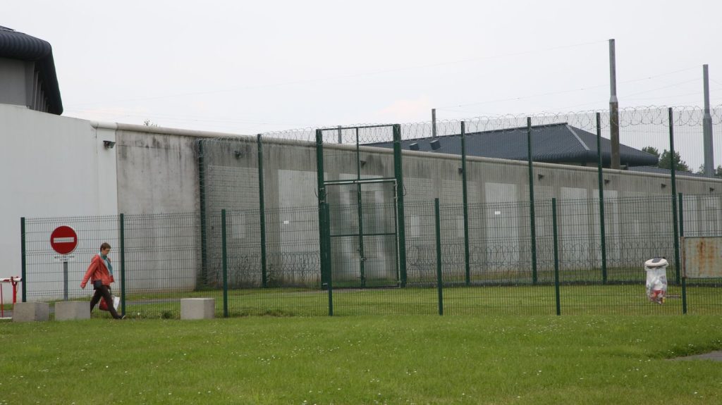 La prison de Lille-Sequedin, dans le Nord, visée par des tirs de kalachnikov
Vers 15h10, mercredi après-midi, un homme cagoulé a tiré à plusieurs reprises sur la porte de la prison et est reparti en voiture avec une seconde personne. Ils sont toujours recherchés.