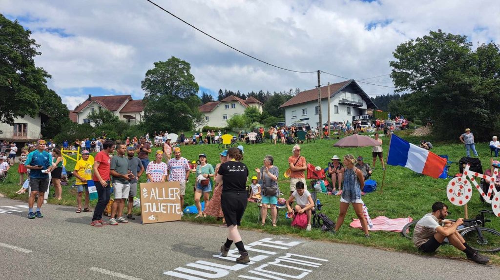 Reportage
Tour de France femmes 2024 : "Juliette, c'est notre chouchoute"... La Franche-Comté s'est enflammée pour Juliette Labous dans la côte des Fins
La championne de France, prétendante à un podium final, a roulé vendredi sur les routes de son enfance en Franche-Comté, où l'attendait une foule acquise à sa cause.