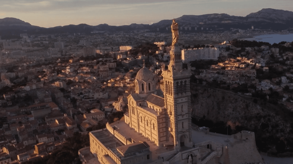 Jeux olympiques : les touristes plébiscitent Marseille
Les Jeux olympiques ne se limitent pas à Paris. Marseille, par exemple, accueille les épreuves de voile. Les touristes sont nombreux à s’y rendre.