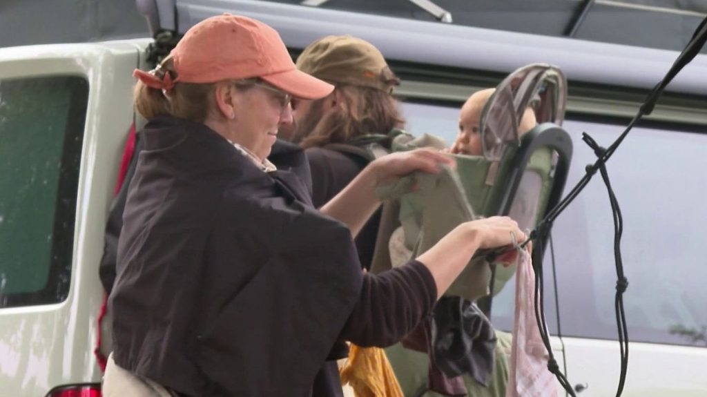 Canicule : la fraîcheur bretonne séduit les touristes de dernière minute
Depuis que les températures ont atteint des niveaux très élevés dans tout le pays, une région irréductible semble résister au phénomène et attire de nombreux estivants en cette semaine de l’Assomption, venus chercher un peu de fraîcheur au détour d’une location… S’il reste de la place.