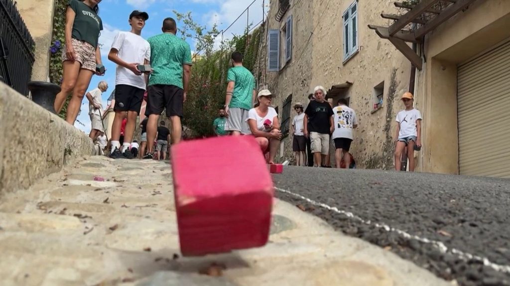 Pétanque : un championnat de boules carrées à Cagnes-sur-Mer
Un tournoi de boules carrées se tient à Cagnes-sur-Mer, dans les Alpes-Maritimes, lundi 26 août. Le jeu suit les mêmes règles que celles de la pétanque.