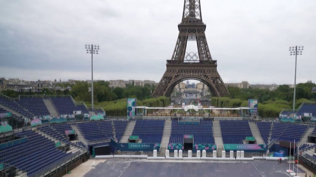 Vidéo
Paris 2024 : les sites se transforment pour les Jeux paralympiques
Avant l'ouverture des Jeux paralympiques, plusieurs sites emblématiques s'adaptent pour accueillir des disciplines moins connues.