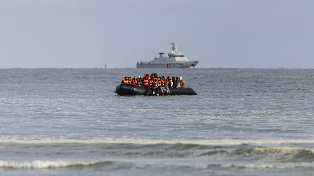 Plus de 700 migrants ont traversé la Manche pour rejoindre le Royaume-Uni dimanche, journée marquée par un naufrage mortel
Depuis le début de l'année, 25 personnes sont mortes en tentant la traversée, soit plus que durant toute l'année 2023.