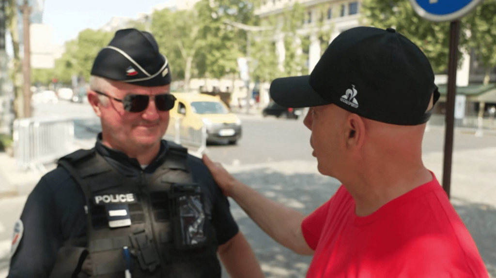 Paris 2024 : pour les policiers, une trêve olympique le temps des Jeux ?
De nombreuses images de policiers fleurissent sur les réseaux sociaux depuis le début des épreuves olympiques. On les voit souvent s'amuser avec le public et les touristes, affichant une décontraction pour le moins inhabituelle.