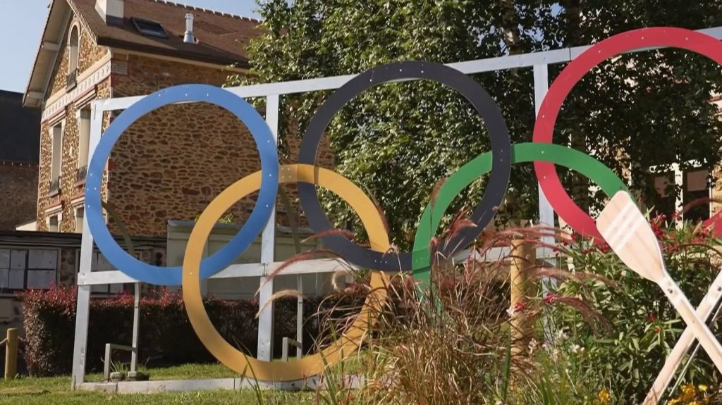 "Je suis très fière de ma ville" : à Vaires-sur-Marne, habitants et commerçants se réjouissent d'accueillir des épreuves olympiques
Les épreuves d'aviron et de canoë-kayak se déroulent base nautique de Vaires-sur-Marne. Chaque jour, environ 17 000 spectateurs se pressent dans cette petite ville de Seine-et-Marne, pour le plus grand bonheur des habitants.