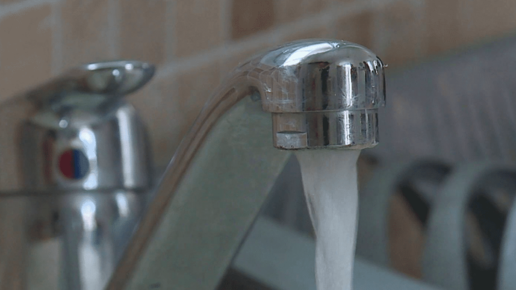 Aisne : un an sans eau potable à Vaudesson
Les habitants de la petite commune de Vaudesson, dans l’Aisne, sont privés d’eau potable depuis plus d’un an. Un arrêté préfectoral en interdit la consommation en raison d’une pollution aux pesticides.