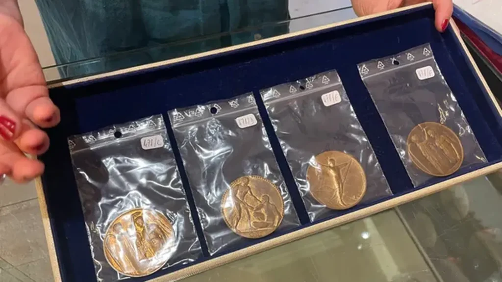 Quatre médailles des Jeux olympiques de 1924 vendues aux enchères dans la Manche, dont une adjugée à 5 500 euros
La médaille qui s'est vendue le plus cher est la plus rare, elle avait été créée pour la toute première édition des JO d'hiver qui s'étaient également déroulés en 1924.