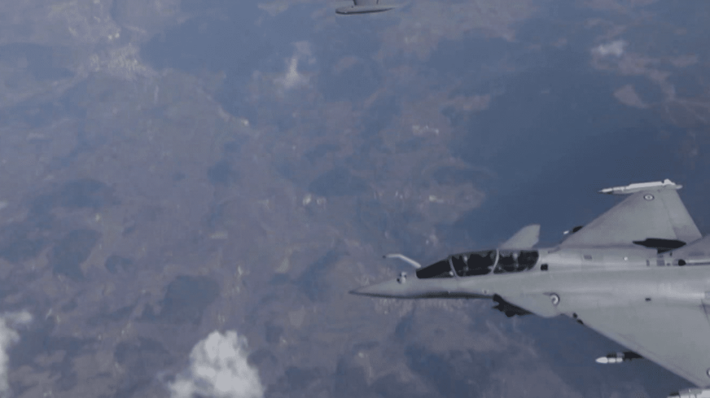 Armée : pourquoi la vente de 12 Rafale à la Serbie fait polémique
Emmanuel Macron a signé la vente de 12 avions Rafale en Serbie, pour une valeur de 2,7 milliards d’euros. Un accord controversé, en raison de la proximité de l’État des Balkans avec la Russie.