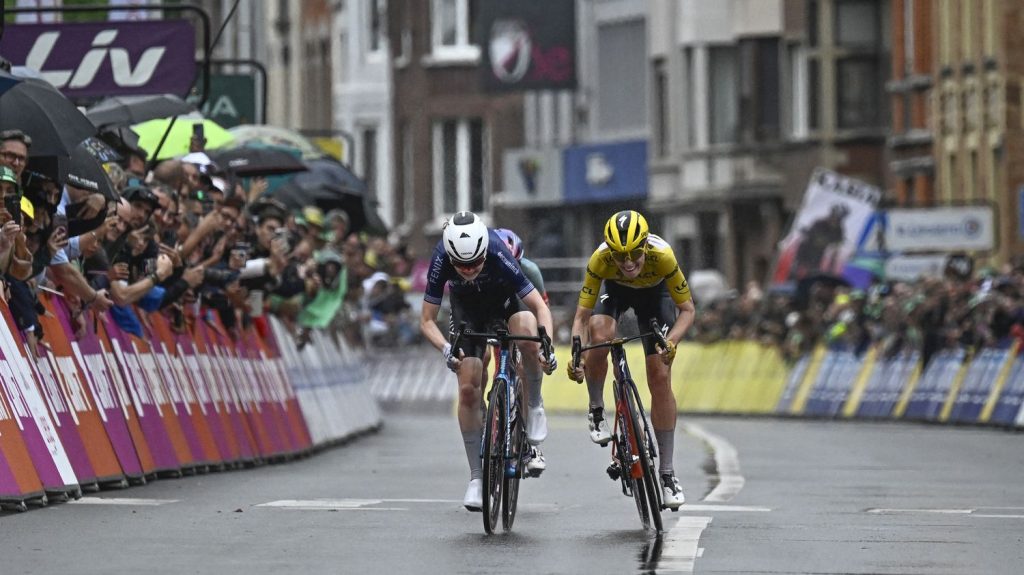 Vidéo
Puck Pieterse s'impose après la photo-finish sur la 4e étape du Tour de France femmes
Puck Pieterse a remporté, à 22 ans, son premier succès professionnel sur route, mercredi à Liège.