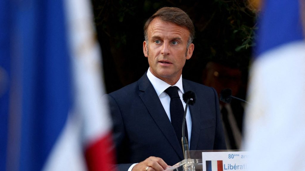 Vidéo
"Ne cédons rien à la division", lance Emmanuel Macron lors des 80 ans de la libération de Bormes-les-Mimosas
"Demeurons ce peuple toujours capable de renverser la fatalité du destin, cette nation solidaire de toutes celles qui veulent demeurer libres", a insisté le chef de l'Etat samedi dans le Var.