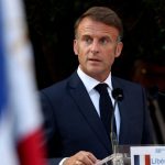 Vidéo
"Ne cédons rien à la division", lance Emmanuel Macron lors des 80 ans de la libération de Bormes-les-Mimosas
"Demeurons ce peuple toujours capable de renverser la fatalité du destin, cette nation solidaire de toutes celles qui veulent demeurer libres", a insisté le chef de l'Etat samedi dans le Var.