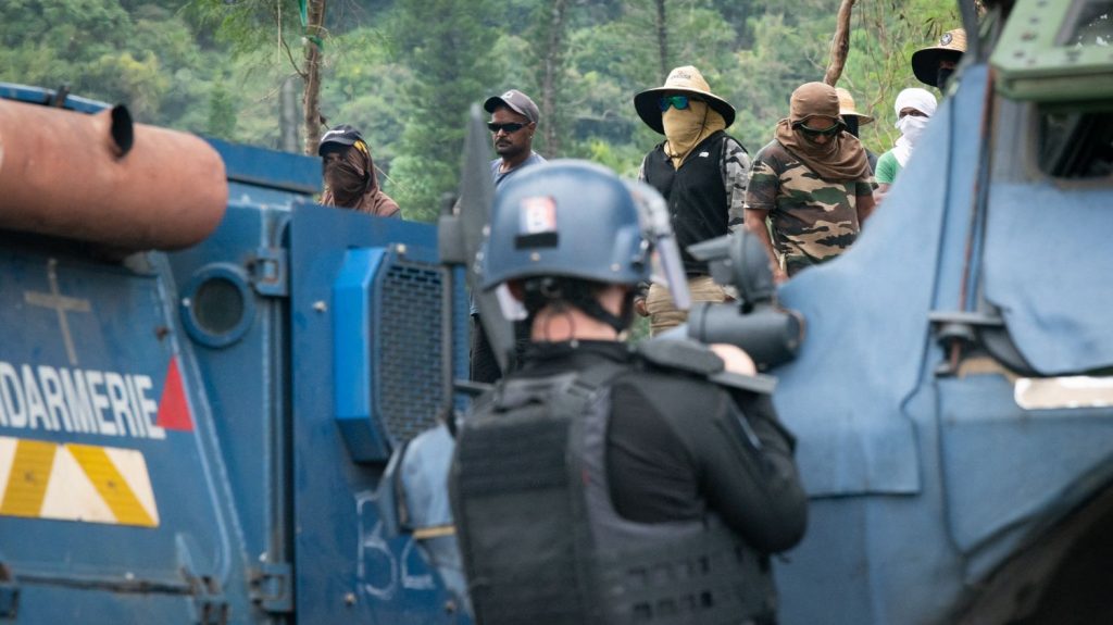 Reportage
"Tout le monde est très motivé" : en Nouvelle-Calédonie, la vie reprend peu à peu malgré les violences qui se poursuivent
Un homme a été tué jeudi dans des affrontements avec les forces de l'ordre, mais les habitants voient la situation évoluer, s'améliorer dans leur quotidien.