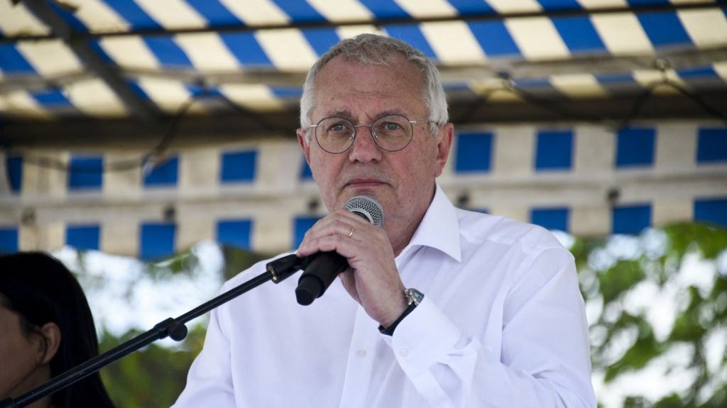 Mort de Shemseddine à Viry-Châtillon : "C’est le drame absolu", témoigne le maire
L'adolescent de 15 ans est mort après avoir été roué de coups à la sortie de son collège début avril. Jean-Marie Vilain, le maire de la commune, ne s’explique toujours pas de manière rationnelle, mi-août, ce qu'il s'est passé.