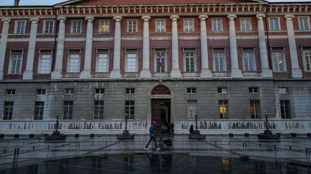 Une assistante maternelle condamnée en appel à 12 ans de réclusion criminelle pour avoir secoué un bébé en Haute-Savoie
Sa peine a été alourdie par rapport à la décision de 2022. Elle a été condamnée à deux ans de prison de plus.