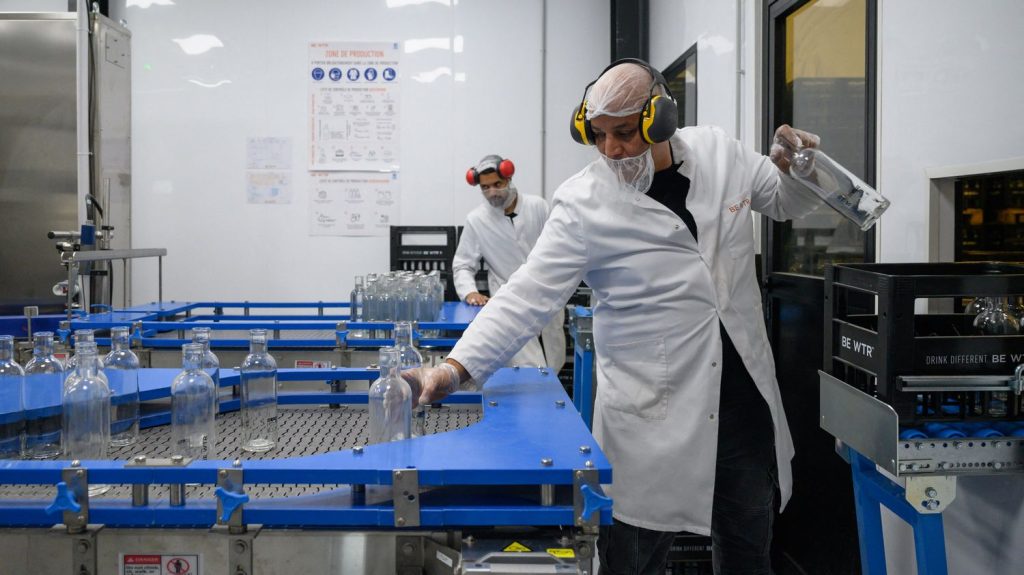 Une entreprise suisse lance de l’eau de Paris en bouteille
Cette eau, plate ou gazeuse, est principalement destinée aux restaurants ou encore aux hôtels.